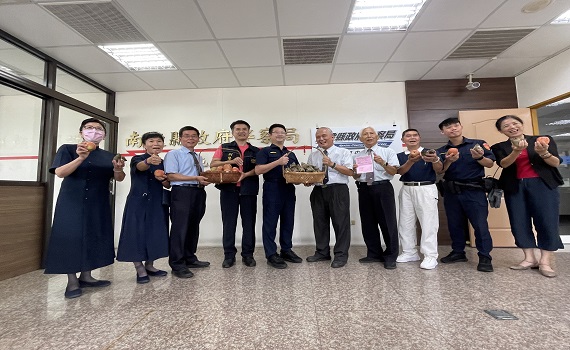 慈濟慰問草屯警消辛勞 致贈蘋果素粽賀佳節 - https://www.watchmedia01.com