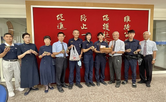 慈濟慰問草屯警消辛勞 致贈蘋果素粽賀佳節 - https://www.watchmedia01.com