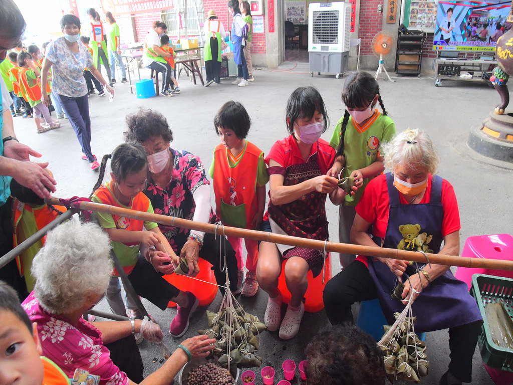 阿嬤包粽後繼有人 秀水鄉育民非營利幼兒園端午節活動走入社區幼老共學 - https://www.watchmedia01.com