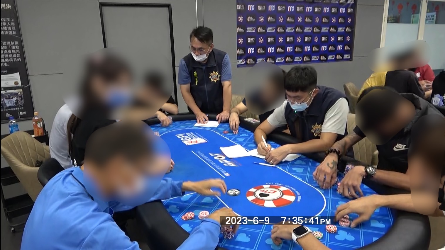 影／彰警破德州撲克賭場20賭客遭逮　爆乳女正妹當荷官 - https://www.watchmedia01.com