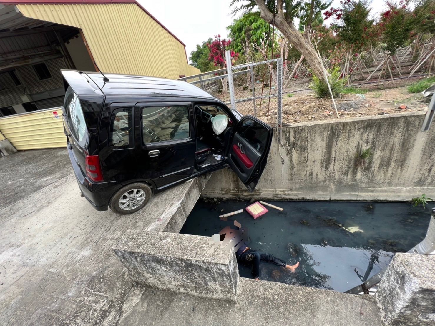 離奇墜溝事件！男子疑黃湯下肚後自撞電桿墜大排骨折送醫 - https://www.watchmedia01.com