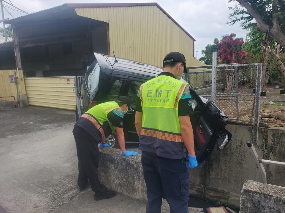 離奇墜溝事件！男子疑黃湯下肚後自撞電桿墜大排骨折送醫 - https://www.watchmedia01.com