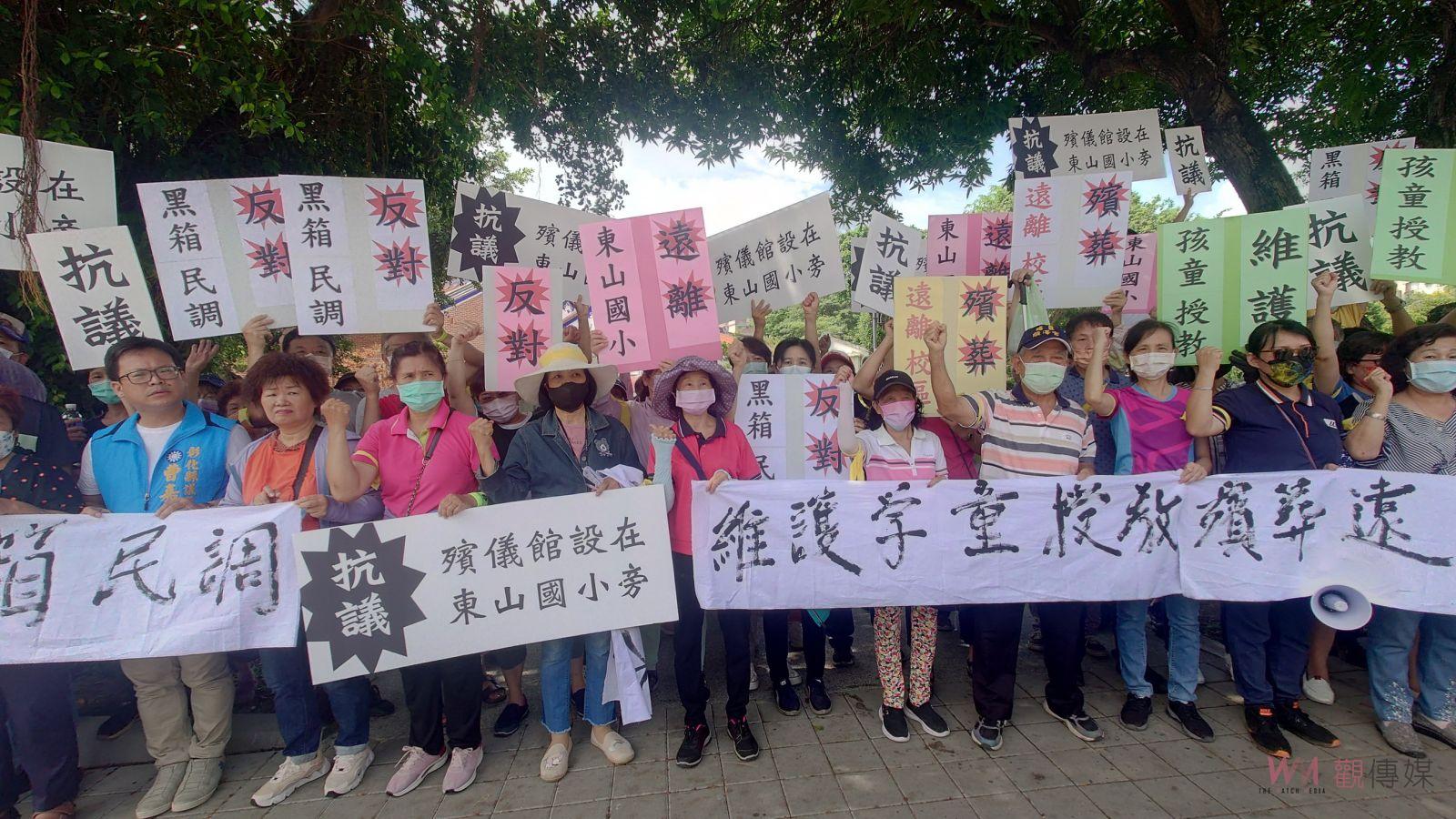 影／員林市公所公布禮廳興建地點民意調查結果　群眾高舉白布條抗議 - https://www.watchmedia01.com