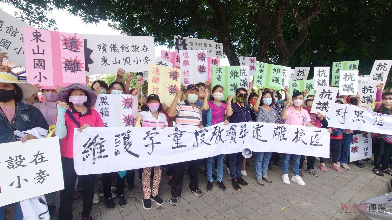 影／員林市公所公布禮廳興建地點民意調查結果　群眾高舉白布條抗議 - https://www.watchmedia01.com
