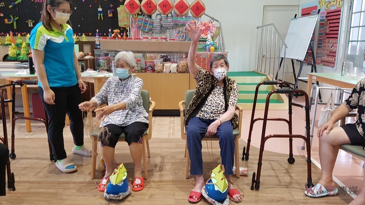 影／輪椅龍舟賽！秀和苑賽龍舟以手代槳　齊心「銀」端午 - https://www.watchmedia01.com