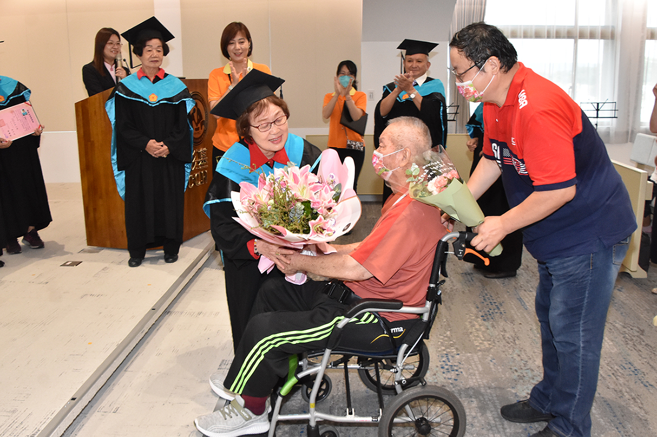影／終身學習！松年大學彰基分校畢業典禮23名博、碩、學士畢業生 - https://www.watchmedia01.com