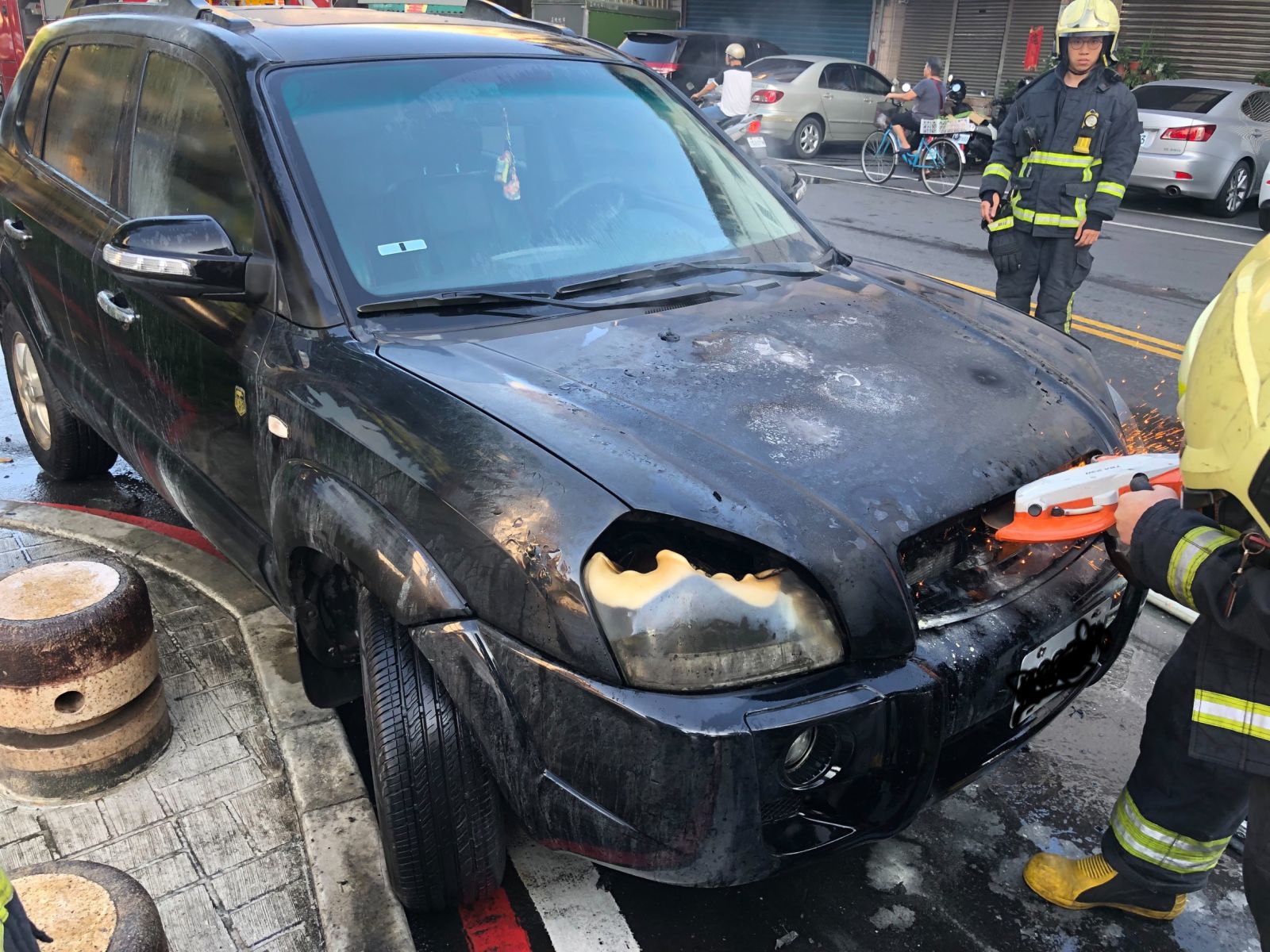 嚇死寶寶！ 自小客車停路邊突然起火燃燒 - https://www.watchmedia01.com