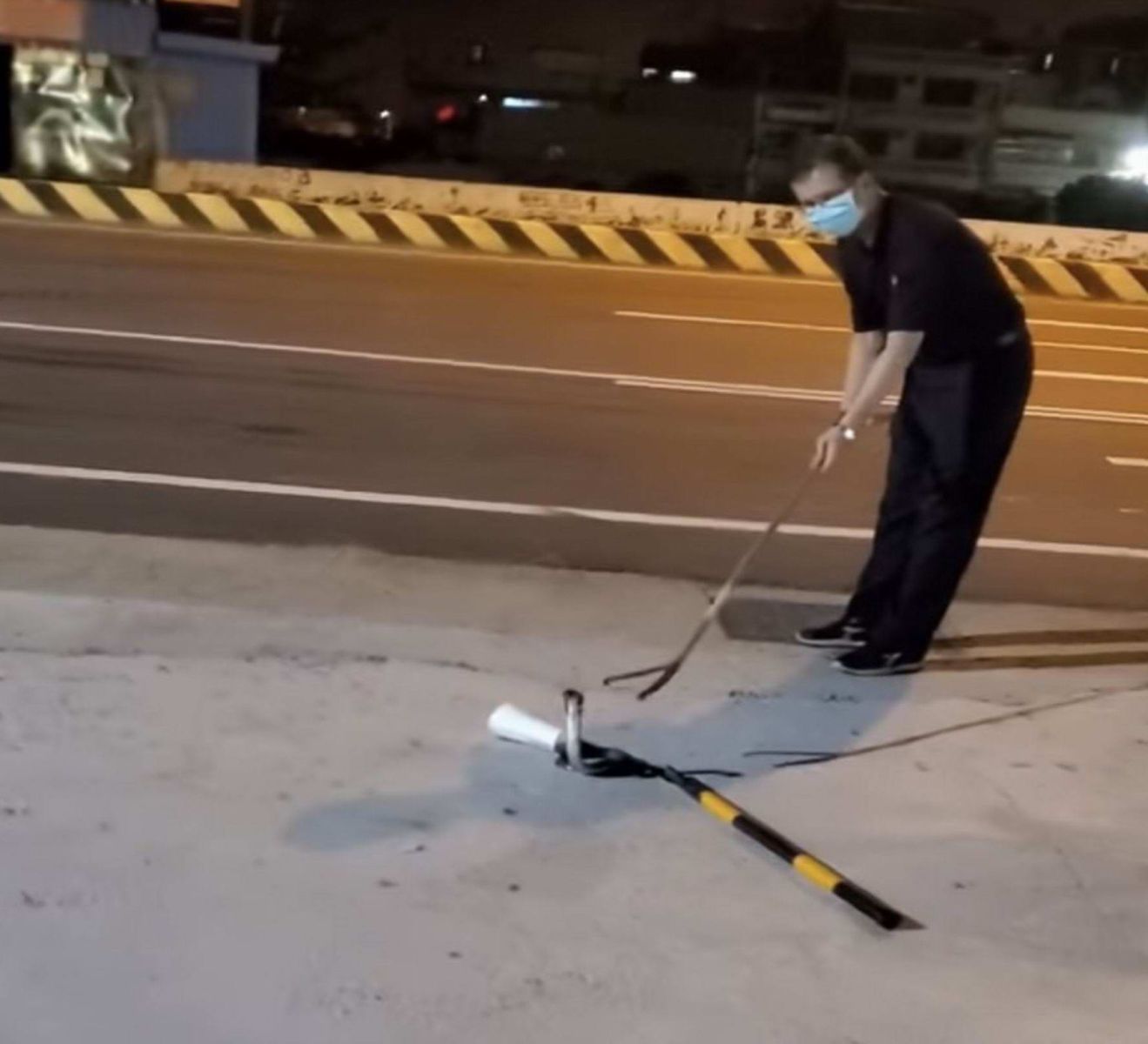 端午節眼鏡蛇現身芬園鄉一超商前　有人笑稱白素貞來找許仙？ - https://www.watchmedia01.com