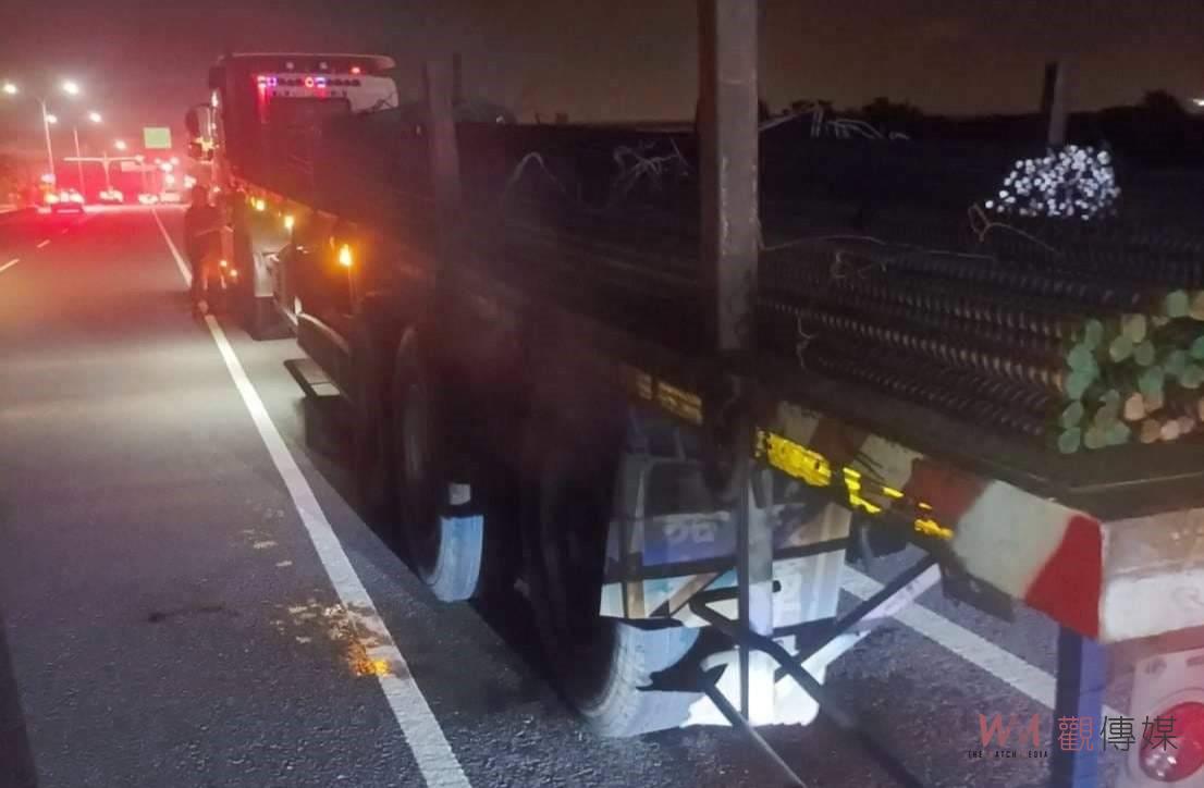 曳引車暗夜冒火花　巡邏警及時救援成功解危 - https://www.watchmedia01.com