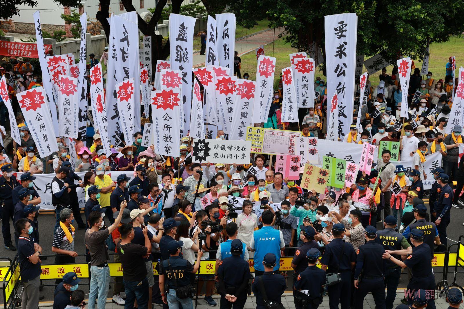 影／抗議公墓增設禮儀廳　員林市民撒冥紙跪求撤案孝女白琴也上陣 - https://www.watchmedia01.com