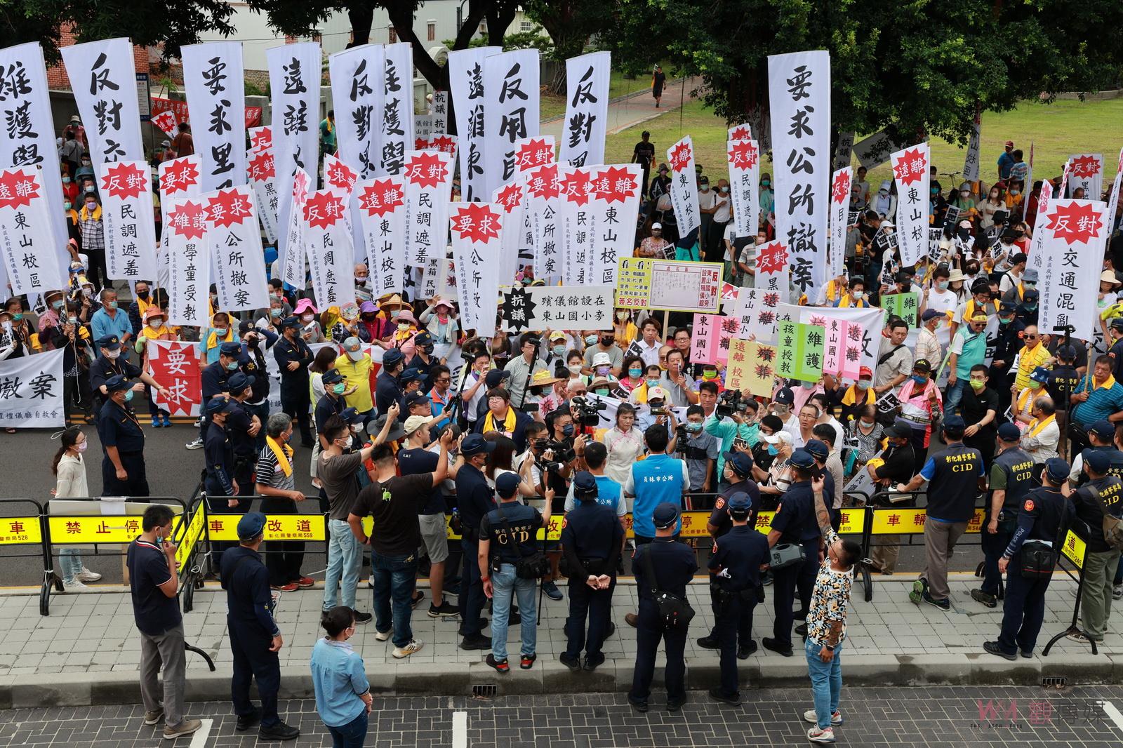 影／抗議公墓增設禮儀廳　員林市民撒冥紙跪求撤案孝女白琴也上陣 - https://www.watchmedia01.com