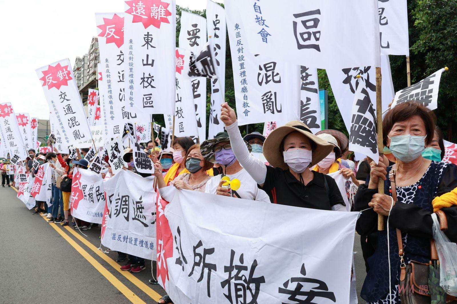 影／抗議公墓增設禮儀廳　員林市民撒冥紙跪求撤案孝女白琴也上陣 - https://www.watchmedia01.com