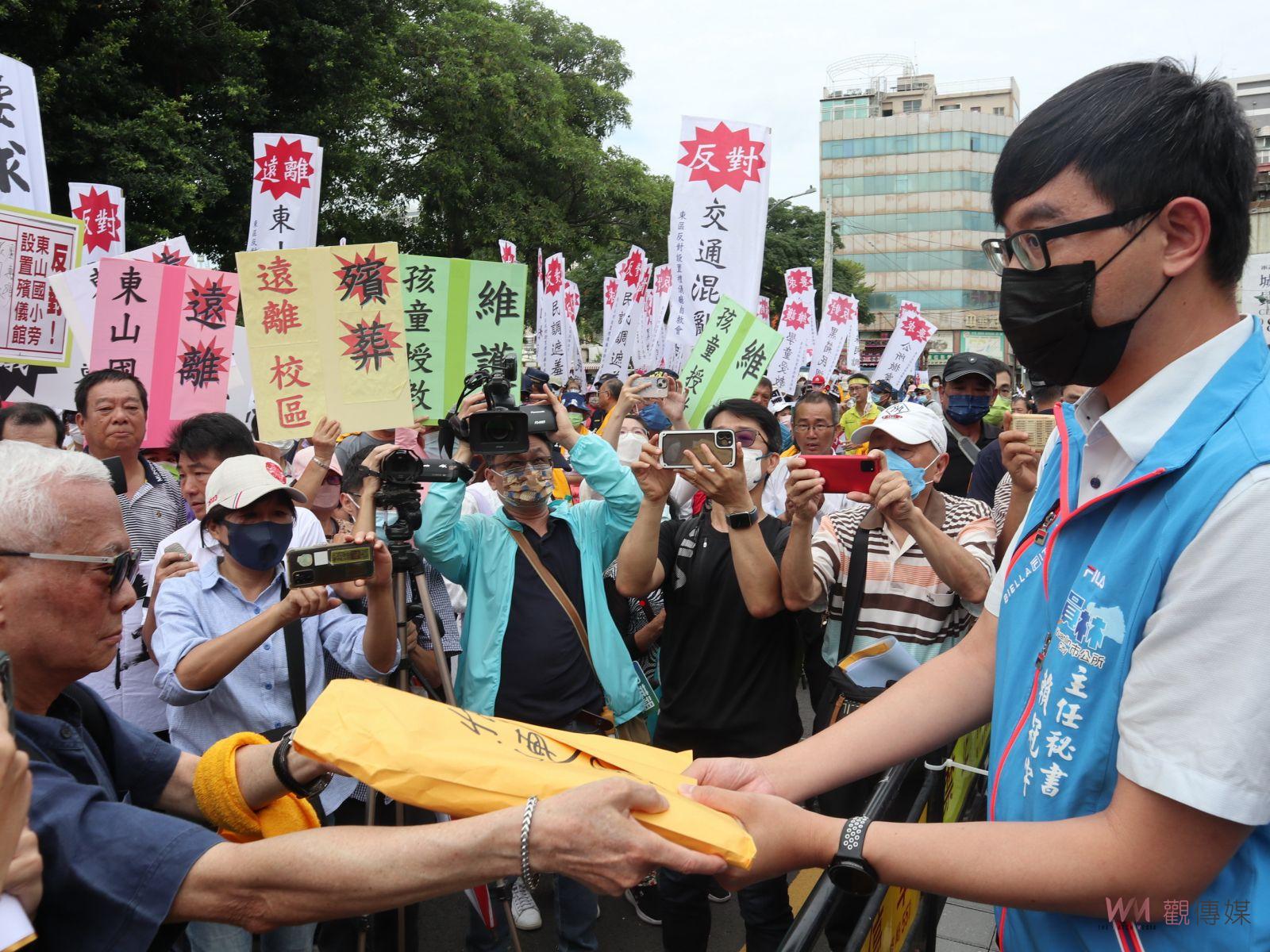 影／抗議公墓增設禮儀廳　員林市民撒冥紙跪求撤案孝女白琴也上陣 - https://www.watchmedia01.com