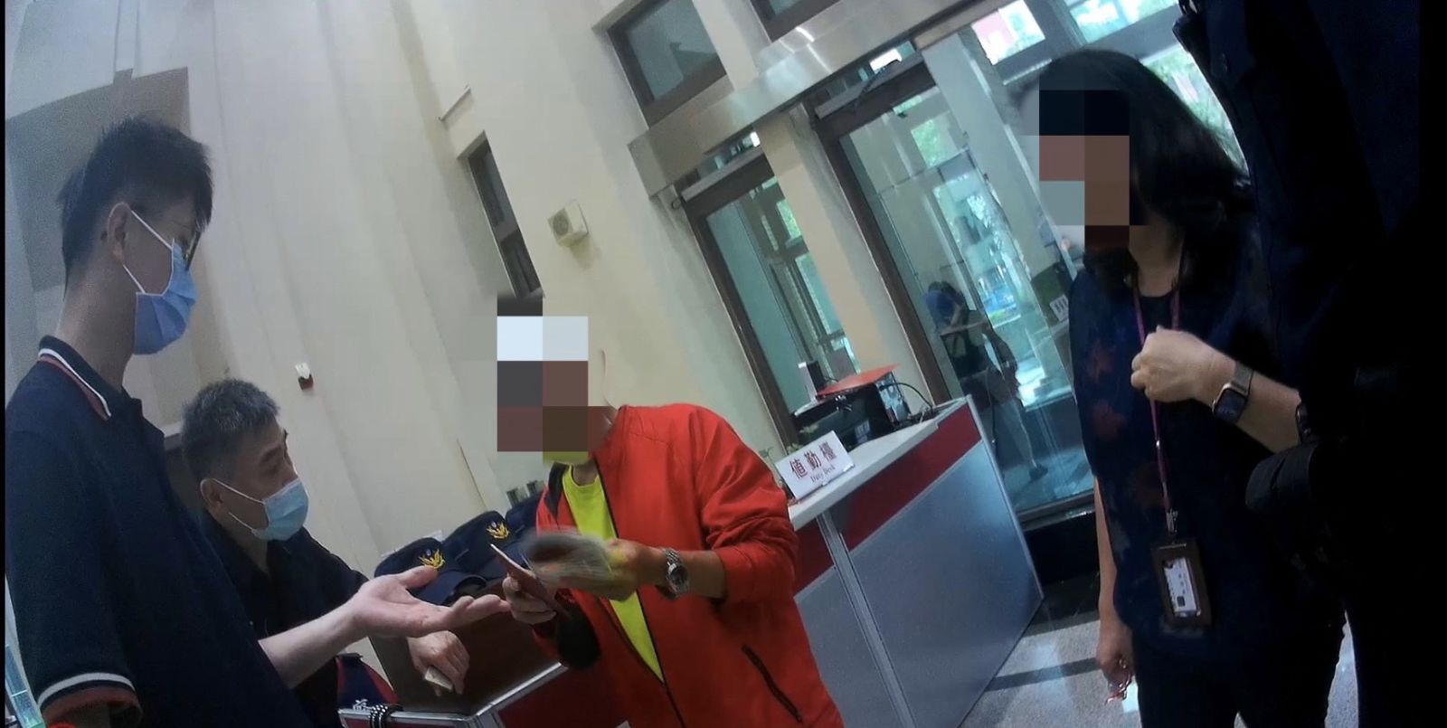 叫一聲「寶貝」男子差點成冤大頭 - https://www.watchmedia01.com