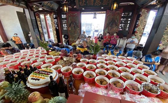 粉絲提前為祀典興濟宮虎爺開生日趴　70桶炸雞霸氣上桌 - https://www.watchmedia01.com