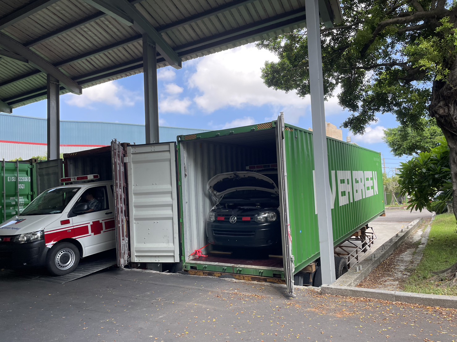 影／救災車輛馳援烏克蘭　Taiwan Can Help 48輛救災車裝櫃上船至烏克蘭 - https://www.watchmedia01.com