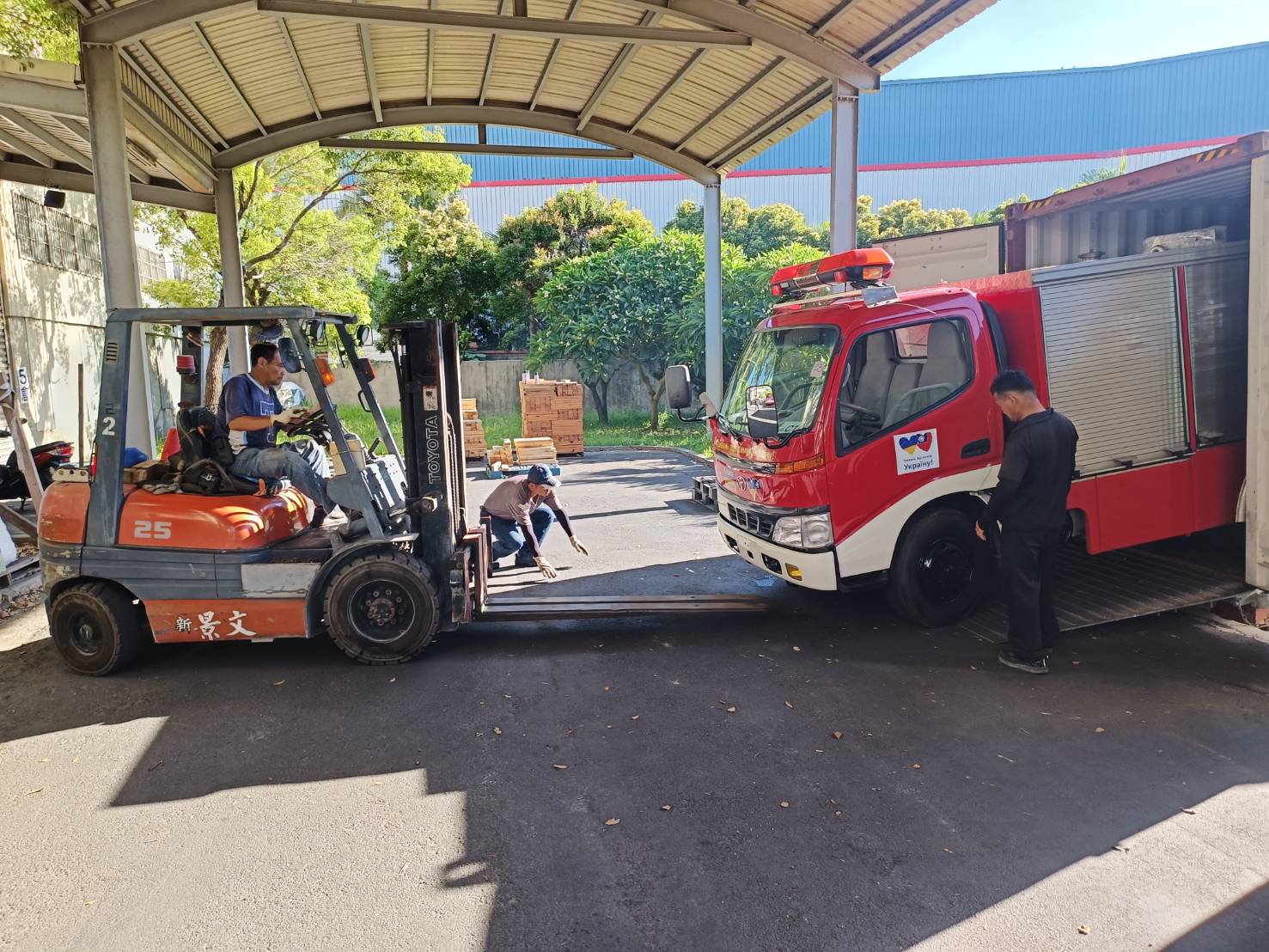 影／救災車輛馳援烏克蘭　Taiwan Can Help 48輛救災車裝櫃上船至烏克蘭 - https://www.watchmedia01.com