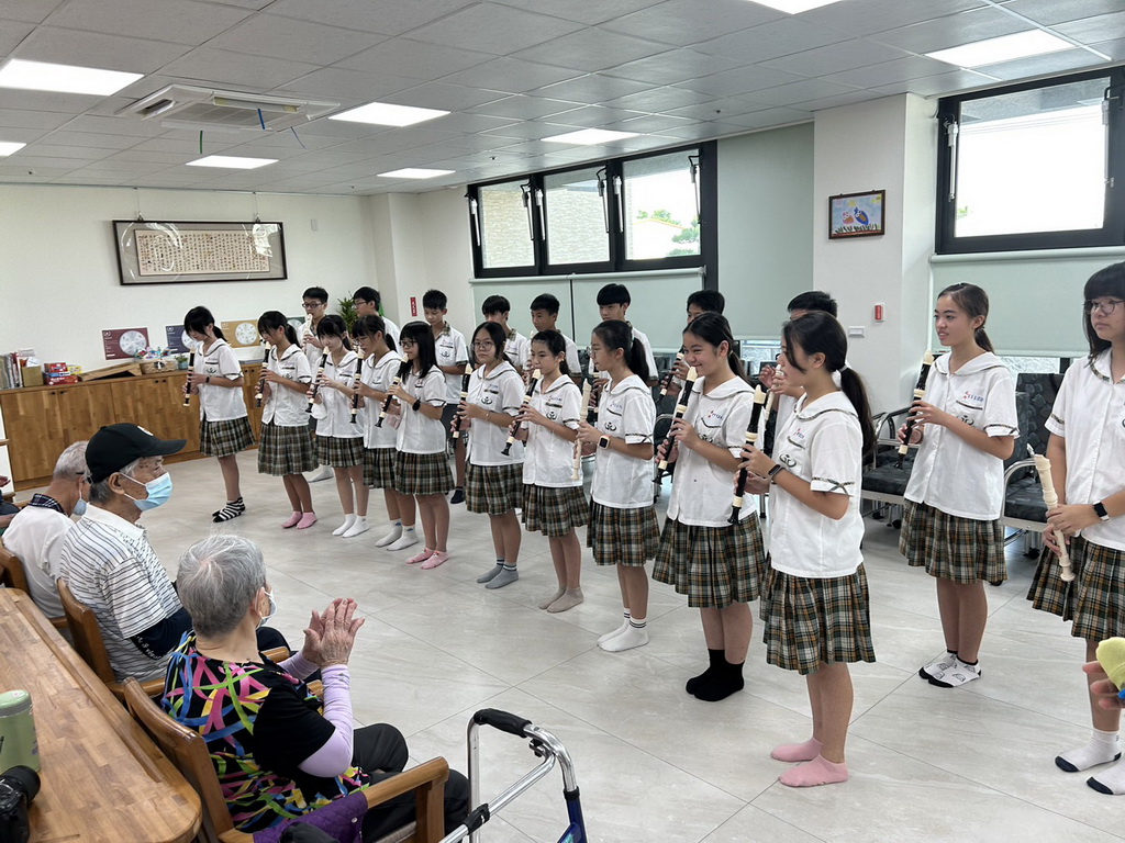 永靖國中直笛隊快閃演出 從幼兒園到日照中心用樂聲傳播美好樂聲 - https://www.watchmedia01.com