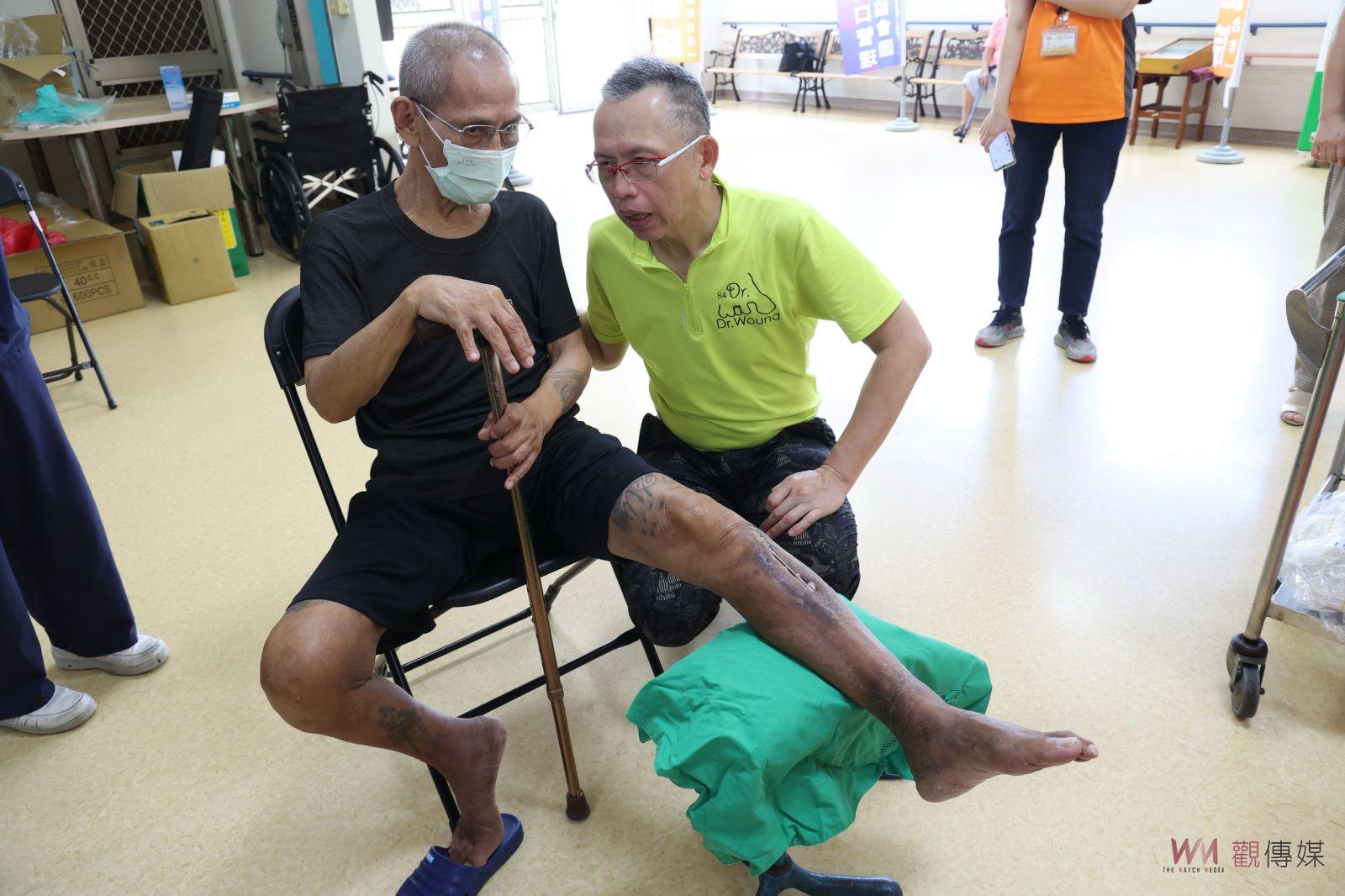 影／員榮醫院到中區老人之家義診　教導年長者護足為傷口把關 - https://www.watchmedia01.com