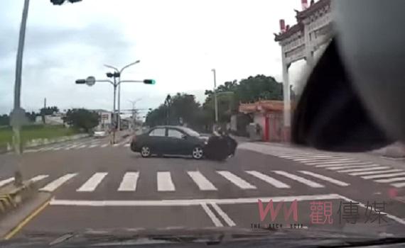 殯儀館前違規左轉彎 騎士倒地疑又被碾壓 - https://www.watchmedia01.com