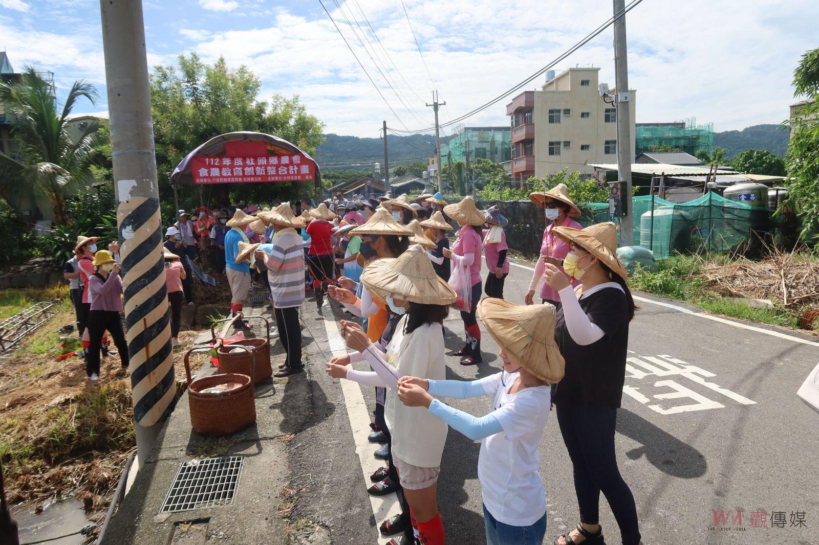 影／社頭農會親子插秧「趣」！水牛犁田「被牛拖著走」學童大開眼界 - https://www.watchmedia01.com