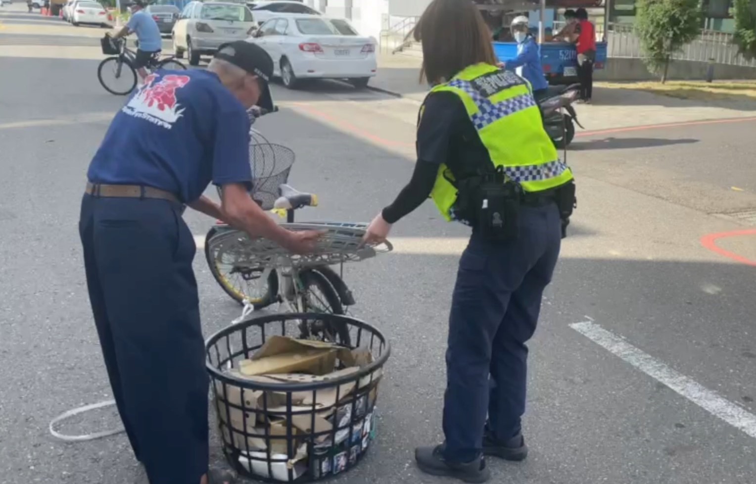 拾荒翁物品散落危及交通　斗南警協助並溫馨護送返家 - https://www.watchmedia01.com