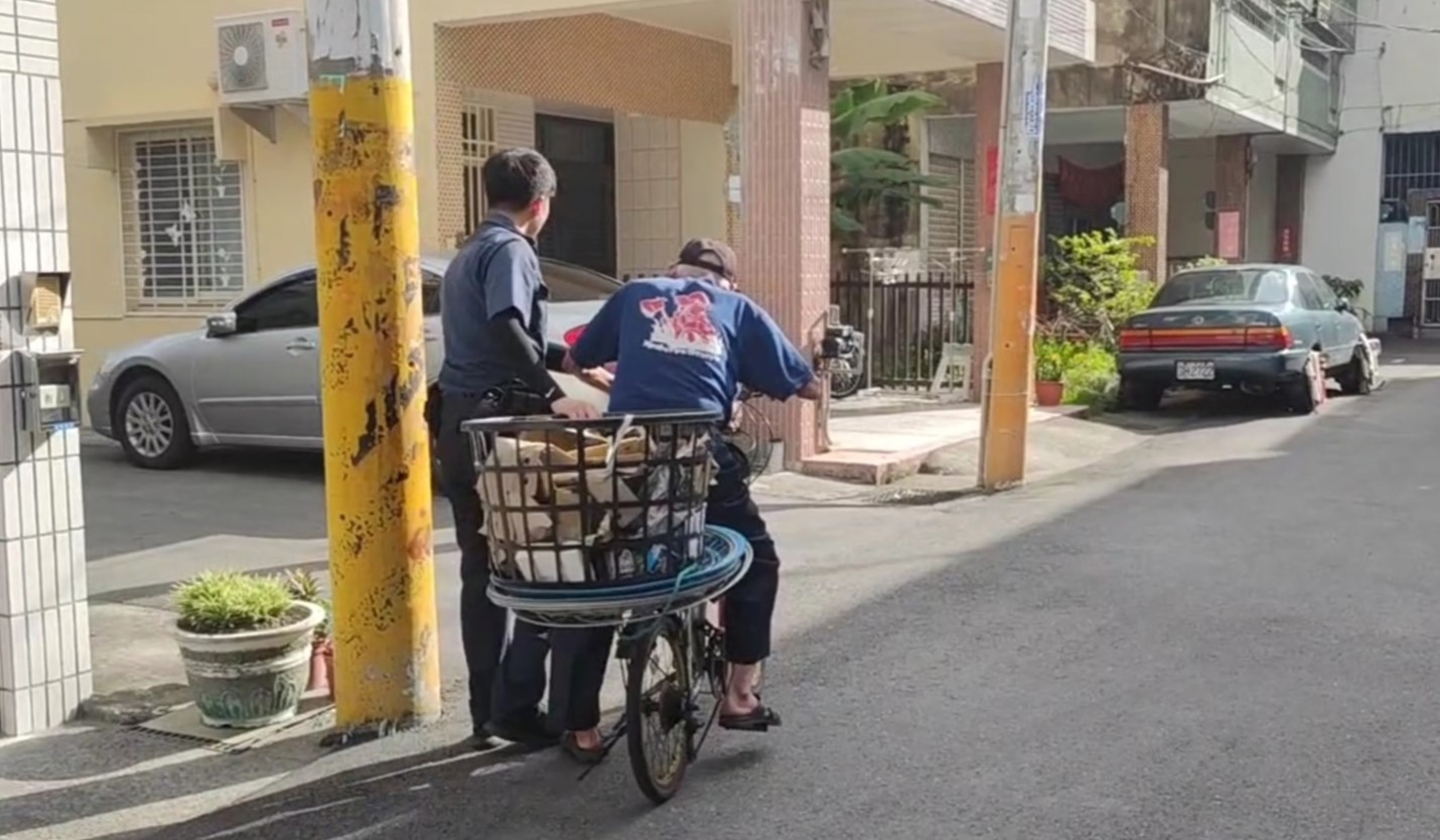 拾荒翁物品散落危及交通 斗南警協助並溫馨護送返家 - https://www.watchmedia01.com