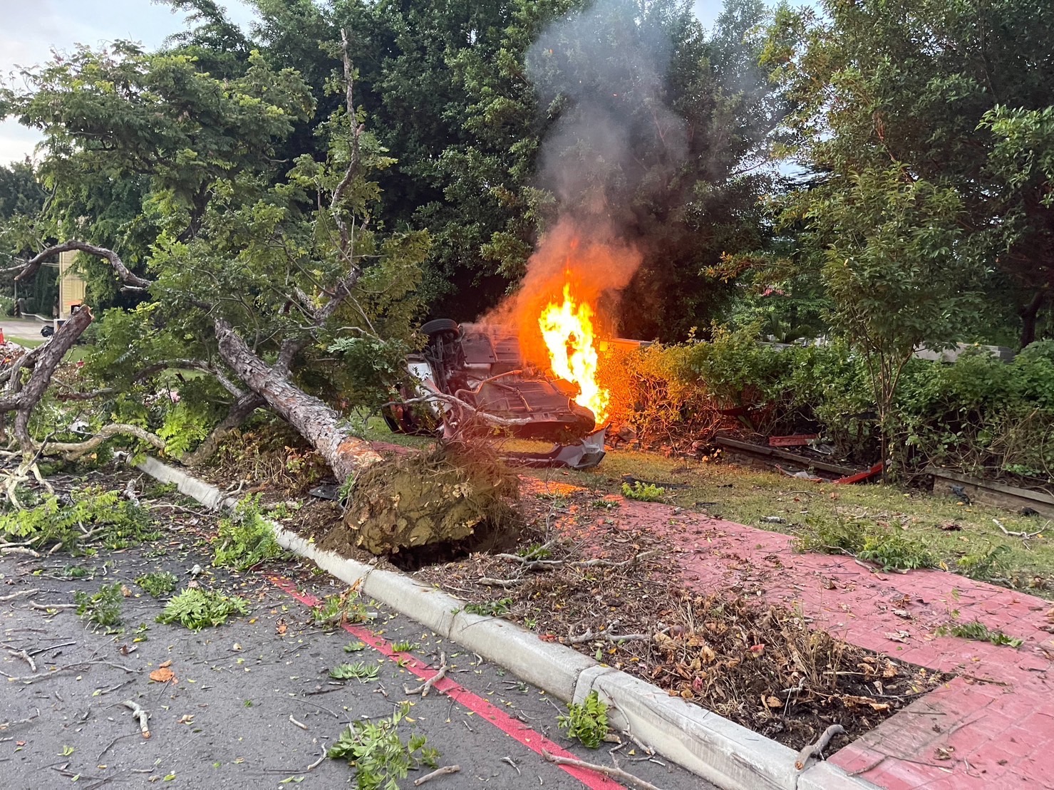 影／150餘萬元的豐田GR86彰139線過彎翻車起火　駕駛獲救脫困 - https://www.watchmedia01.com