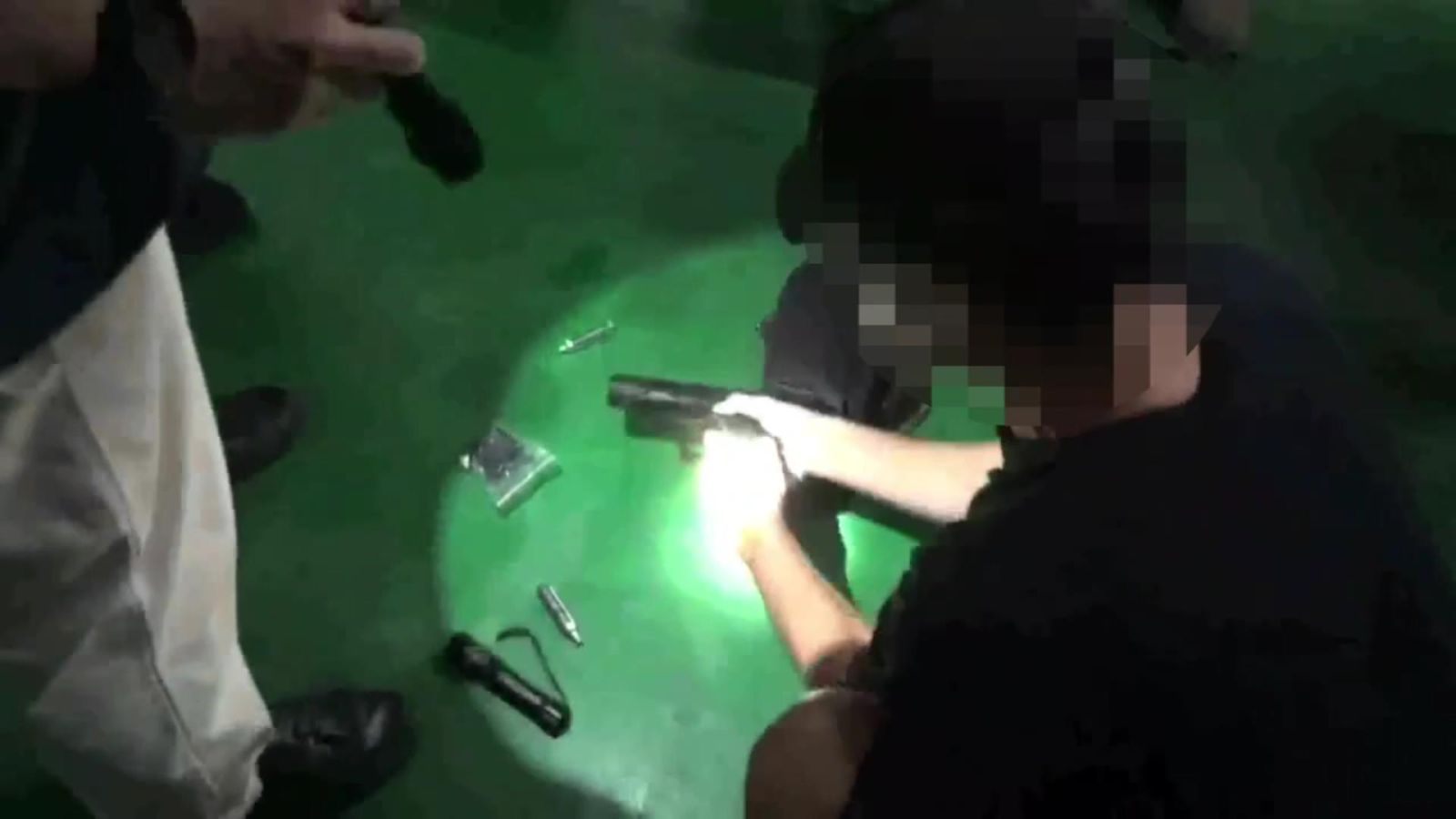 影／不爽被超車火爆男搖下車窗亮槍！蕭男供稱：只想嚇他們一下 - https://www.watchmedia01.com