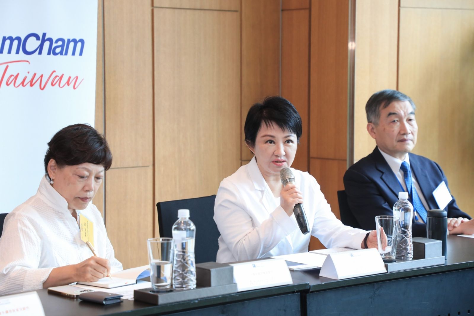 台灣美國商會訪台中 盧市長化身城市超級推廣大使 - https://www.watchmedia01.com