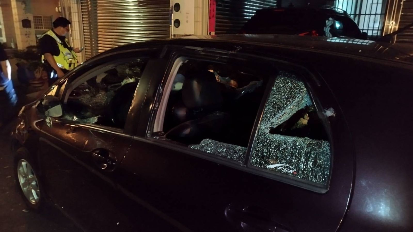 影／又見球棒隊！社群平台流傳一段黑衣男子砸車　警逮11名黑衣男 - https://www.watchmedia01.com
