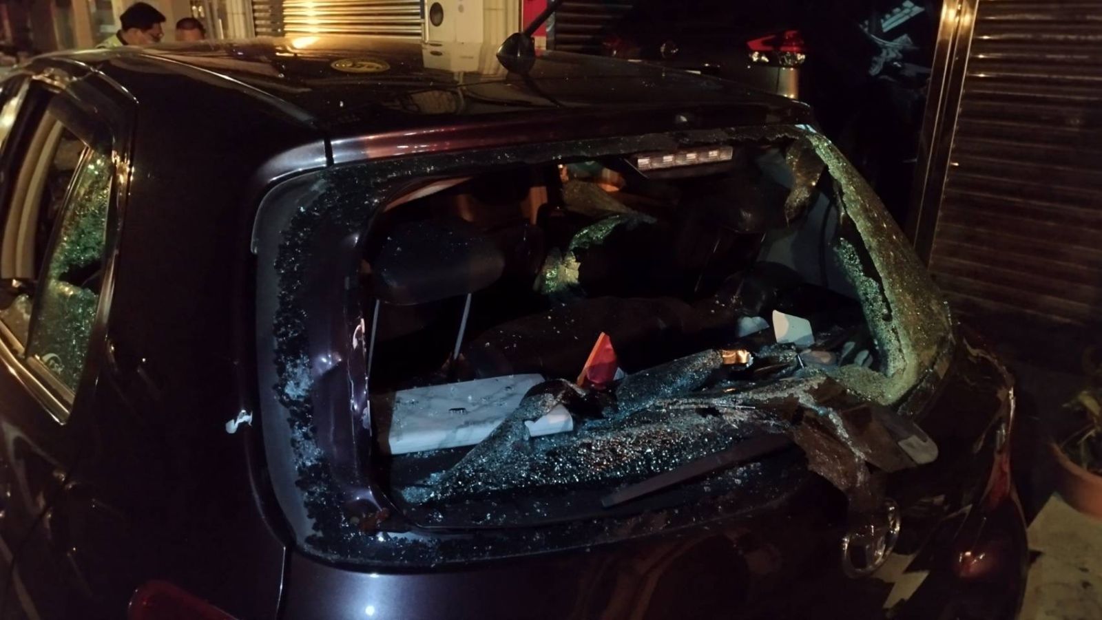 影／又見球棒隊！社群平台流傳一段黑衣男子砸車　警逮11名黑衣男 - https://www.watchmedia01.com