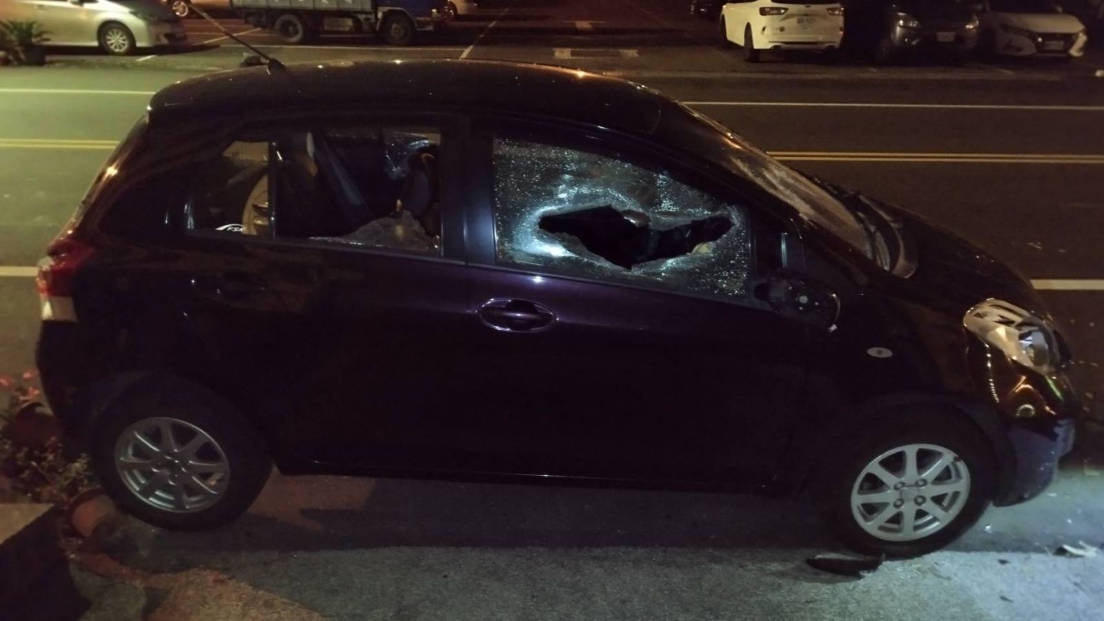 影／又見球棒隊！社群平台流傳一段黑衣男子砸車　警逮11名黑衣男 - https://www.watchmedia01.com