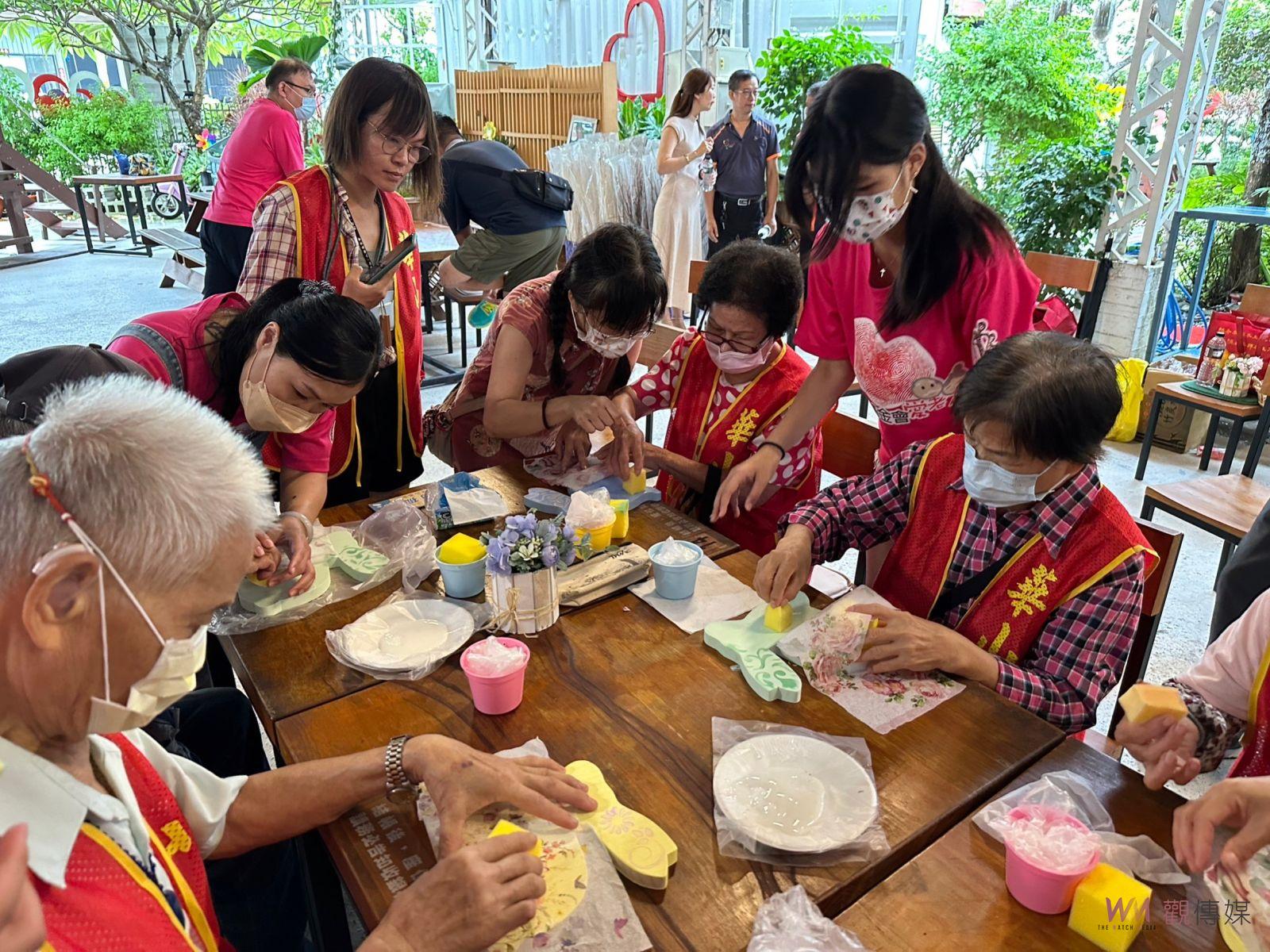 影/用愛填補孤老心!華山基金會辦「月圓花好‧守護孤老」公益募款 - https://www.watchmedia01.com