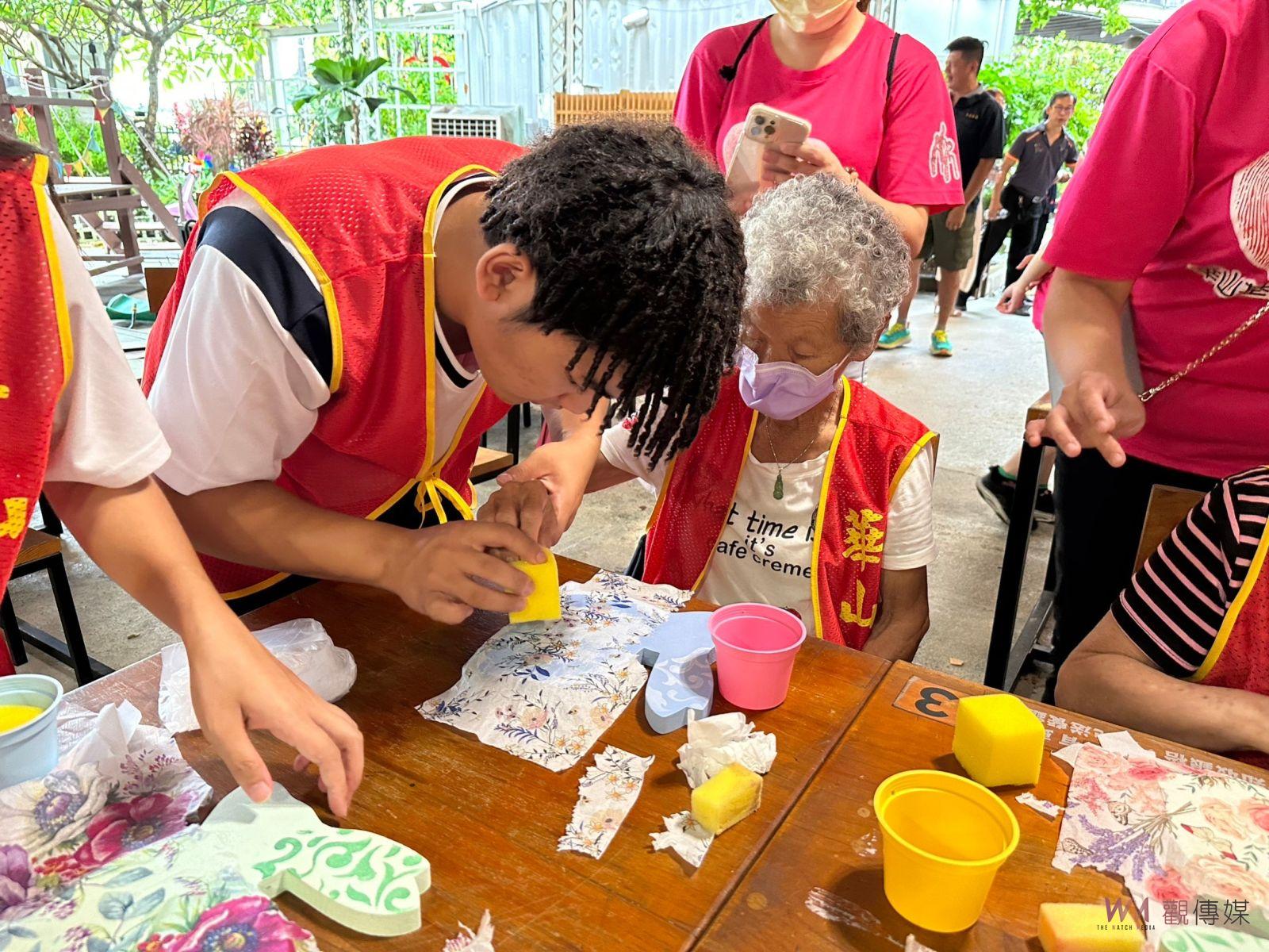影/用愛填補孤老心!華山基金會辦「月圓花好‧守護孤老」公益募款 - https://www.watchmedia01.com
