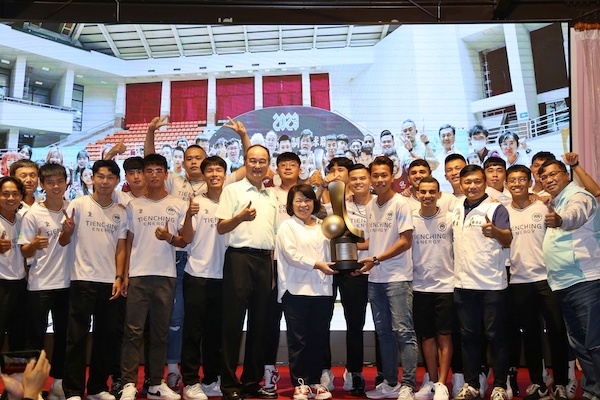 天晴足球再奪臺灣企銀五人聯賽冠軍 黃敏惠市長親臨慶功宴場祝賀 - https://www.watchmedia01.com