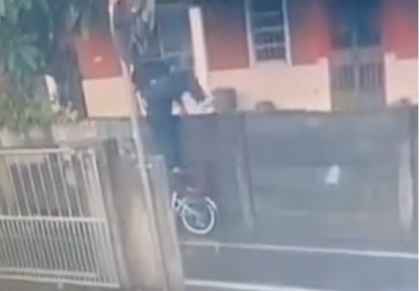 影/馬尾男騎單車行竊翻牆倒栽蔥 警前後包抄逮個正著 - https://www.watchmedia01.com