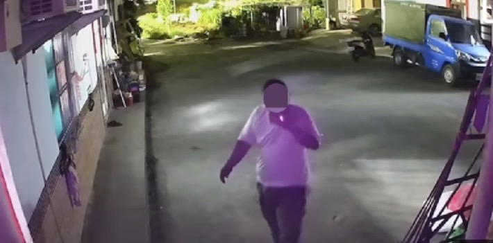 影/馬尾男騎單車行竊翻牆倒栽蔥 警前後包抄逮個正著 - https://www.watchmedia01.com