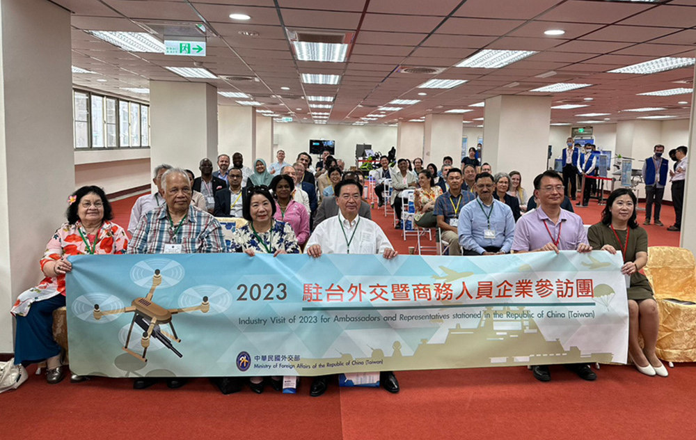 藏識科技展現國防航太關鍵能量 駐台使節南下體驗 - https://www.watchmedia01.com