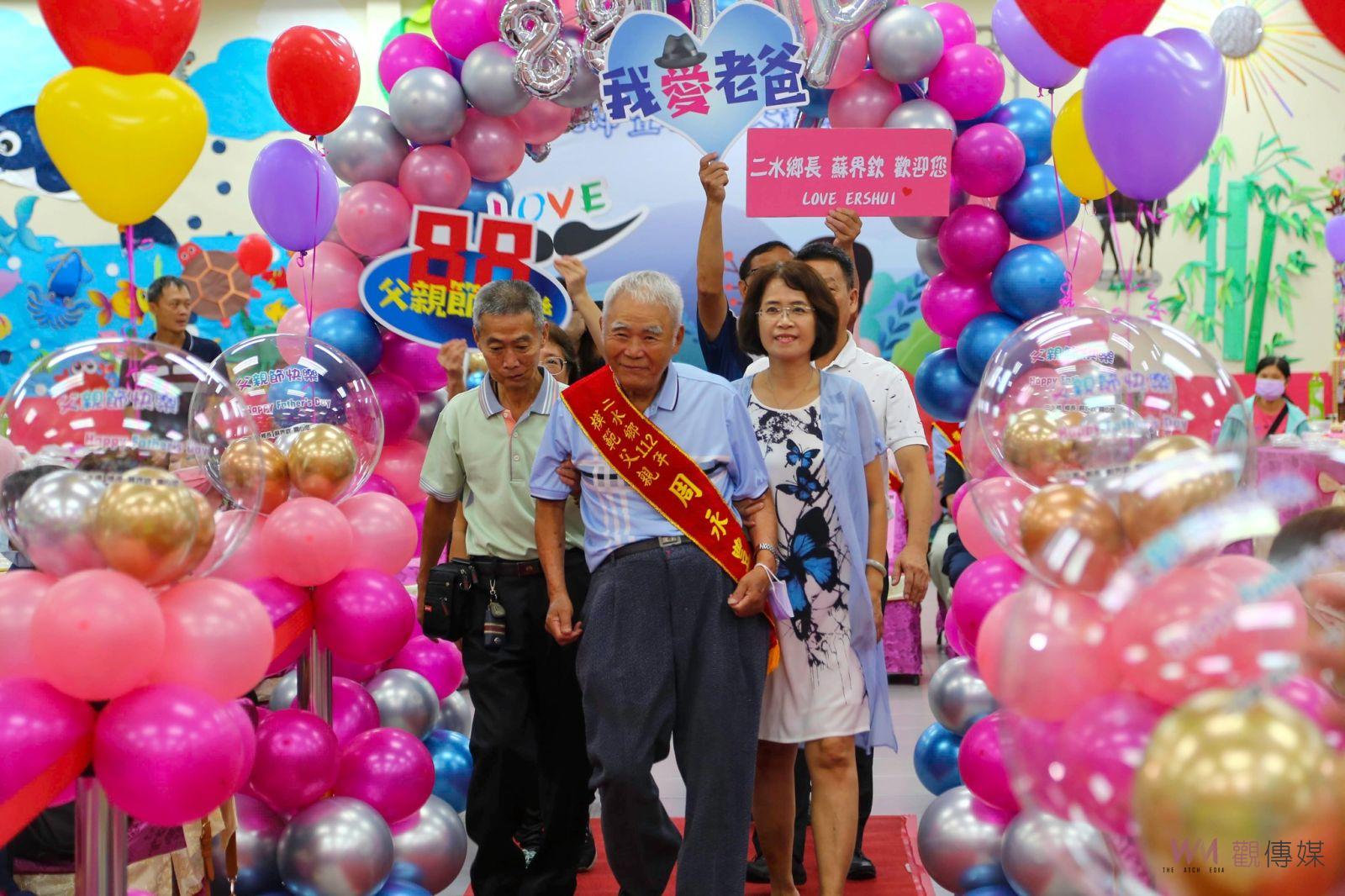 影／二水鄉112年模範父親表揚　鄉長蘇界欽陪著模範父親步行星光大道 - https://www.watchmedia01.com