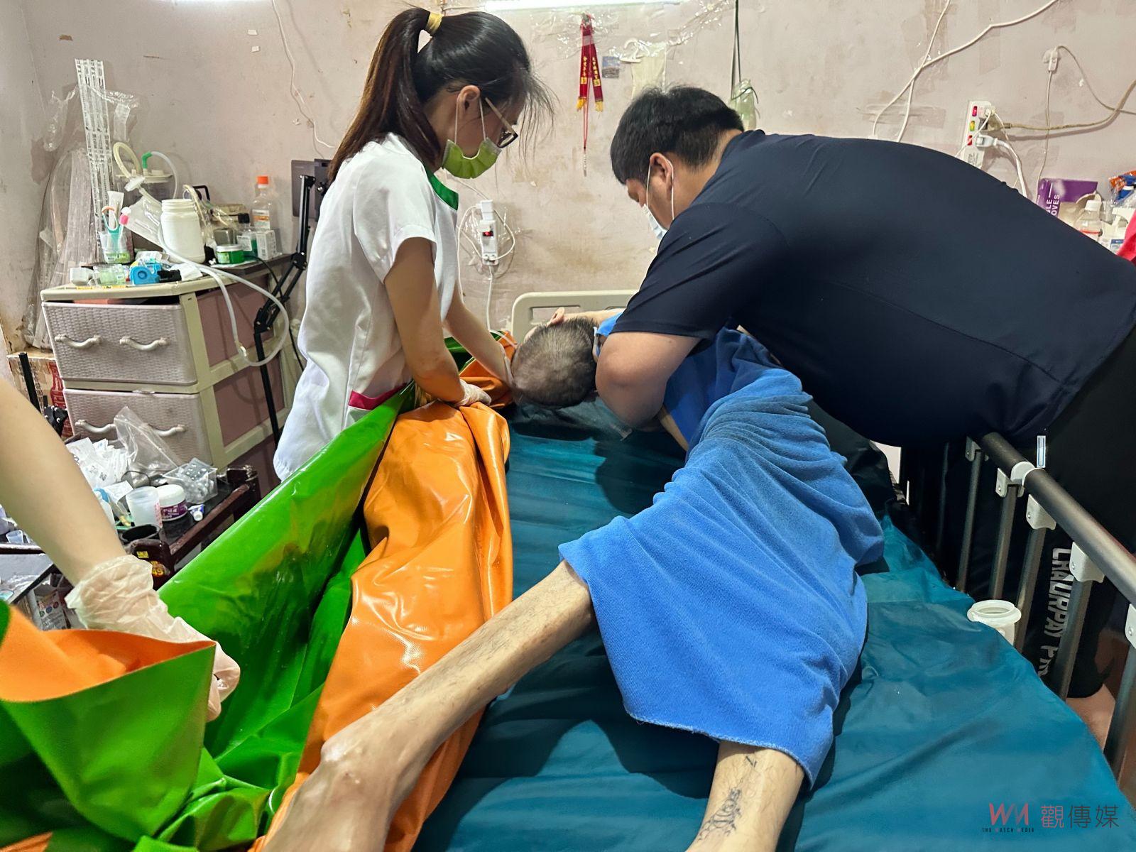 影／他是我兄弟！雙胞胎哥哥24小時照顧植物人弟不喊苦 - https://www.watchmedia01.com