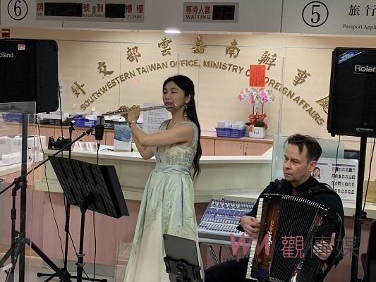 父親節快閃演奏　辦護照、郵務享國際級的音樂饗宴 - https://www.watchmedia01.com