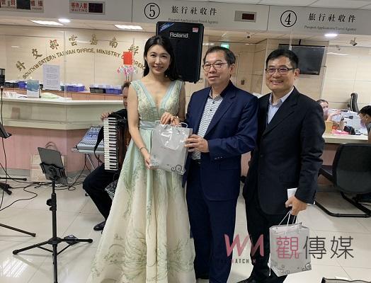 父親節快閃演奏　辦護照、郵務享國際級的音樂饗宴 - https://www.watchmedia01.com