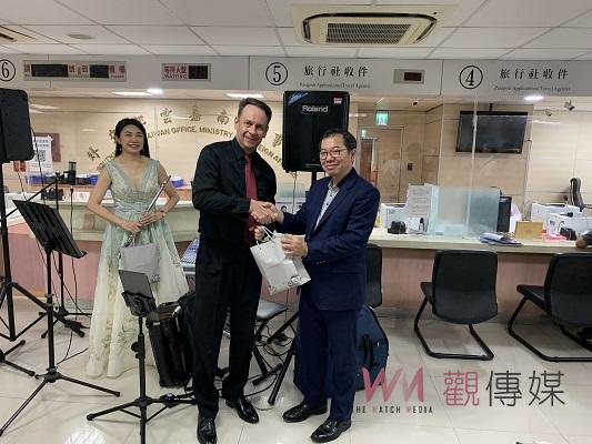 父親節快閃演奏　辦護照、郵務享國際級的音樂饗宴 - https://www.watchmedia01.com