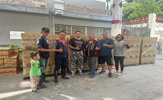 台灣善種子義工團募集飲用水及麵包，號召30台皮卡車挺進廬山，送愛到災區！ - https://www.watchmedia01.com