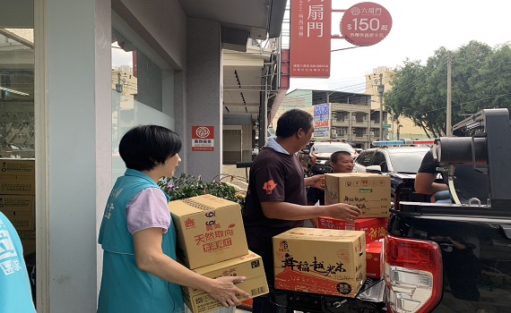 台灣善種子義工團募集飲用水及麵包，號召30台皮卡車挺進廬山，送愛到災區！ - https://www.watchmedia01.com