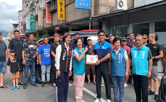 台灣善種子義工團募集飲用水及麵包，號召30台皮卡車挺進廬山，送愛到災區！ - https://www.watchmedia01.com