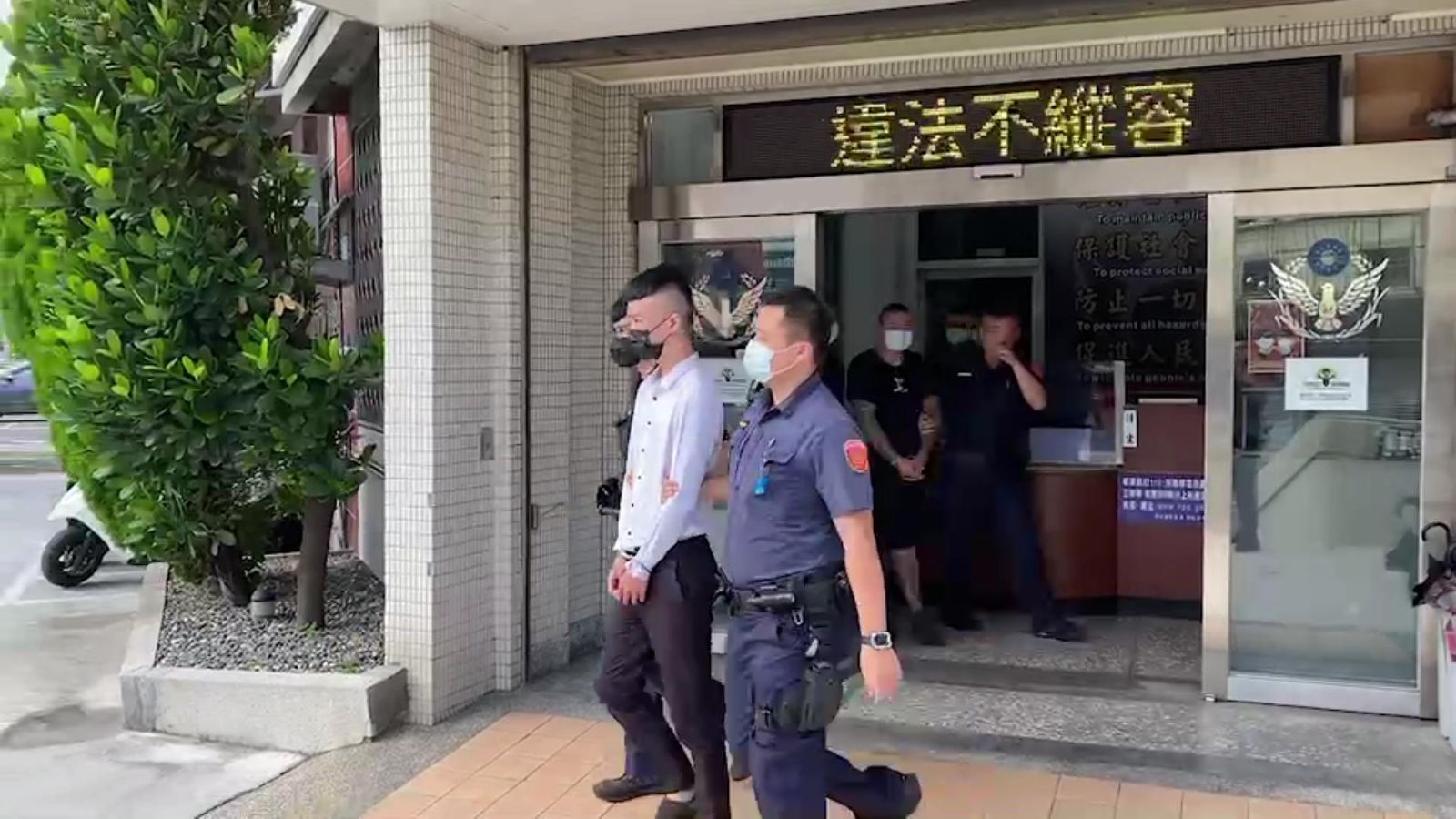 影／王哥、柳哥開豪車取款遭逮！花壇婦人遭詐4百萬與警合作打詐 - https://www.watchmedia01.com