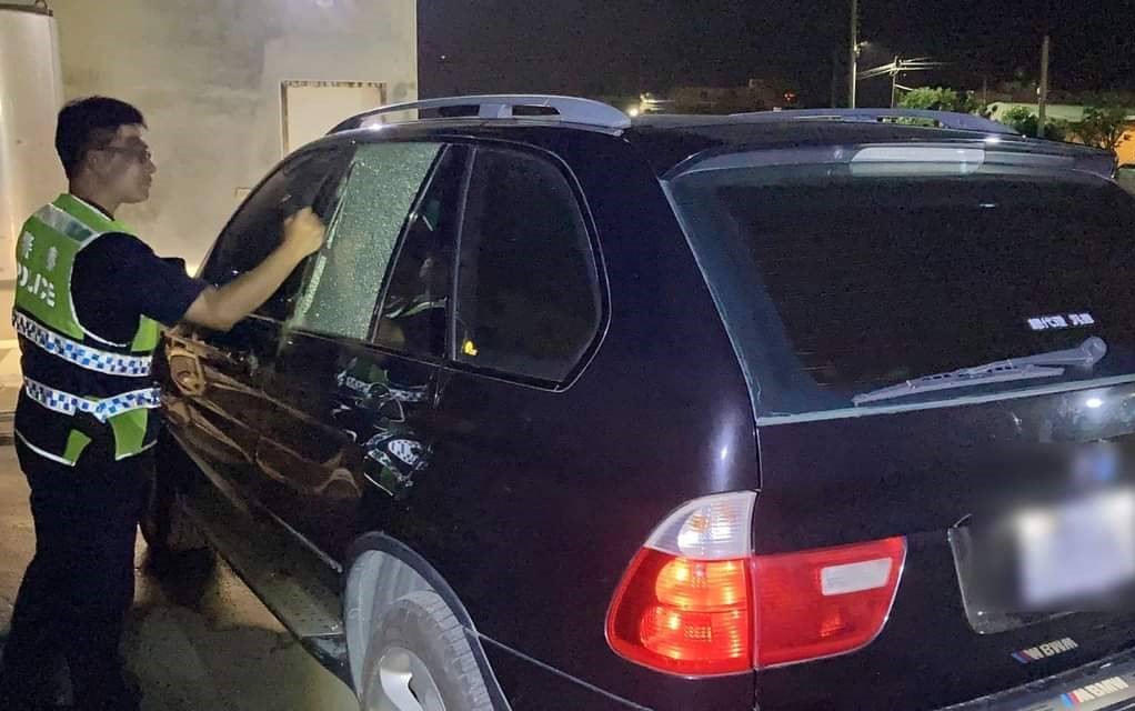 車未熄火駕駛貴重物反鎖車內　鎖匠也不行警察救急破窗解危 - https://www.watchmedia01.com