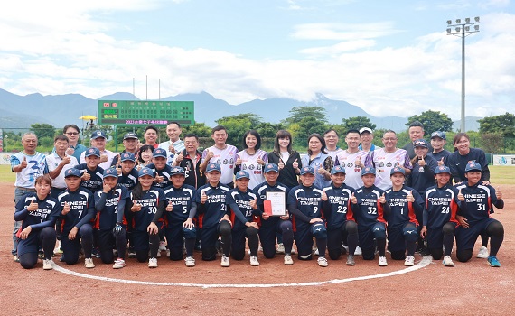 2023企業女子壘球聯賽南投首戰開打 許縣長開球 - https://www.watchmedia01.com